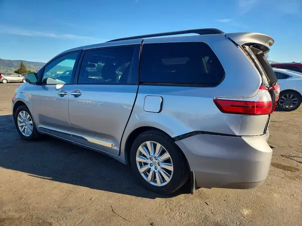 5TDDZ3DCXHS185647 2017 TOYOTA SIENNA - Image 2