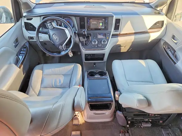 5TDDZ3DCXHS185647 2017 TOYOTA SIENNA - Image 8