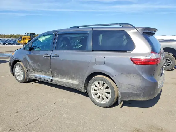 5TDDZ3DCXHS185860 2017 TOYOTA SIENNA - Image 2