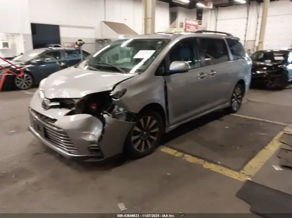 5TDDZ3DCXJS196069 2018 TOYOTA SIENNA - Image 2