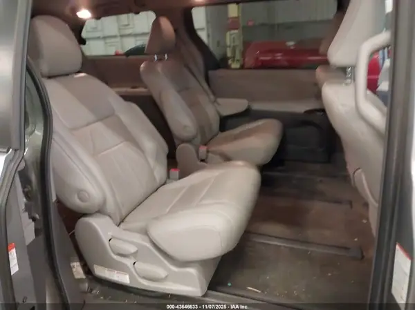 5TDDZ3DCXJS196069 2018 TOYOTA SIENNA - Image 8