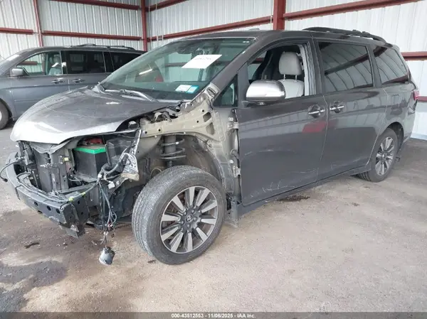 5TDDZ3DCXJS200119 2018 TOYOTA SIENNA - Image 2