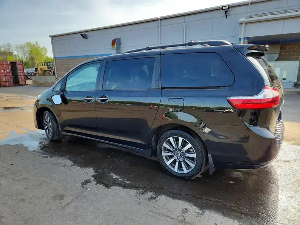 5TDDZ3DCXJS203327 2018 TOYOTA SIENNA - Image 2