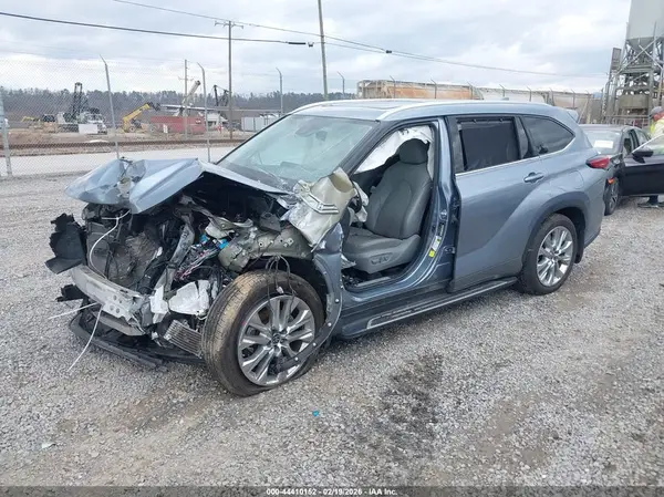 5TDDZRBH0MS108653 2021 TOYOTA HIGHLANDER - Image 2