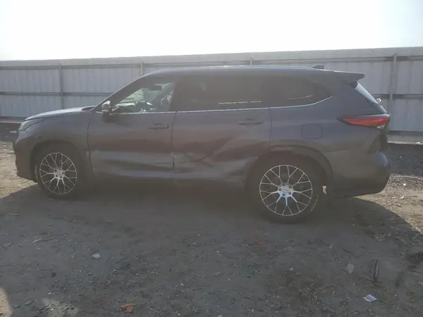 5TDDZRBH0NS161273 2022 TOYOTA HIGHLANDER - Image 2