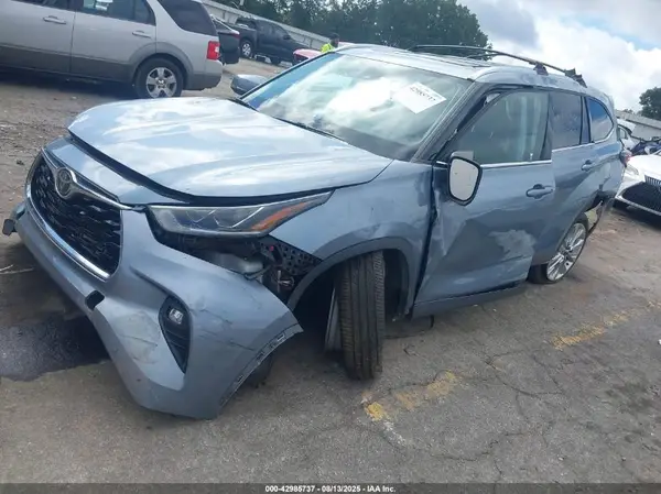 5TDDZRBH0NS168546 2022 TOYOTA HIGHLANDER - Image 2