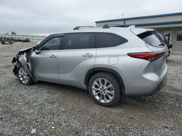 5TDDZRBH0NS190658 2022 TOYOTA HIGHLANDER - Image 2