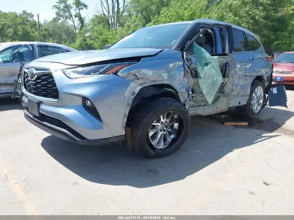 5TDDZRBH0NS192331 2022 TOYOTA HIGHLANDER - Image 2