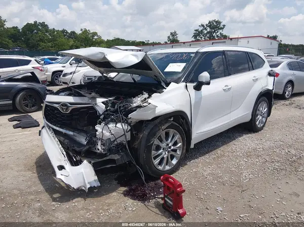 5TDDZRBH0NS216658 2022 TOYOTA HIGHLANDER - Image 2