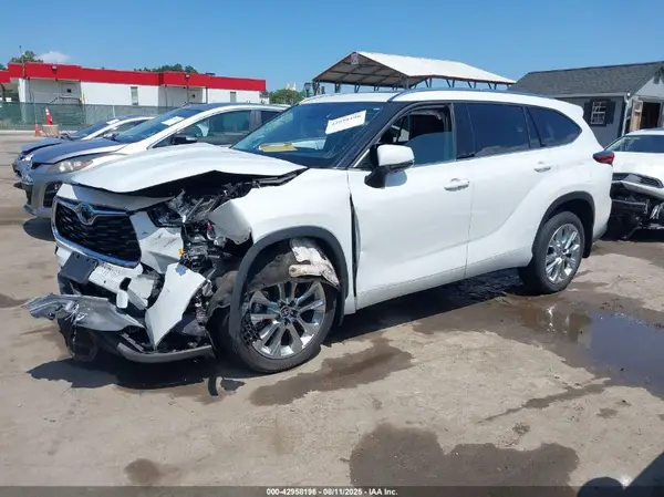 5TDDZRBH0NS246534 2022 TOYOTA HIGHLANDER - Image 2