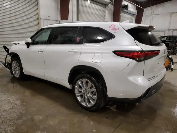 5TDDZRBH0NS569644 2022 TOYOTA HIGHLANDER - Image 2