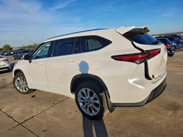 5TDDZRBH1MS132685 2021 TOYOTA HIGHLANDER - Image 2
