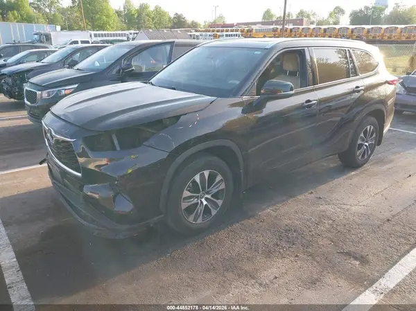 5TDDZRBH1MS156601 2021 TOYOTA HIGHLANDER - Image 2