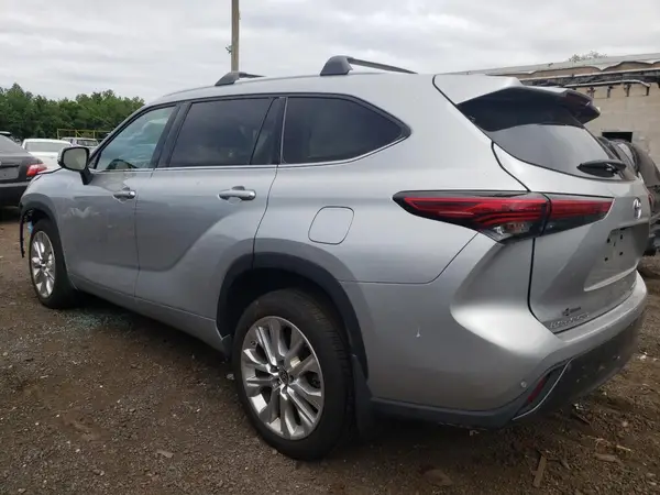 5TDDZRBH1NS576022 2022 TOYOTA HIGHLANDER - Image 2