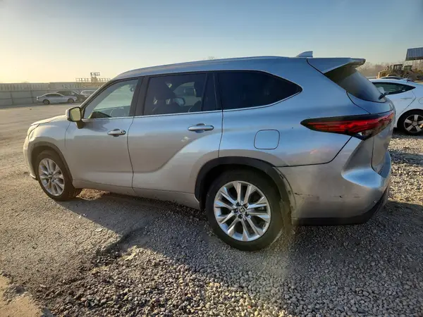 5TDDZRBH2MS076899 2021 TOYOTA HIGHLANDER - Image 2