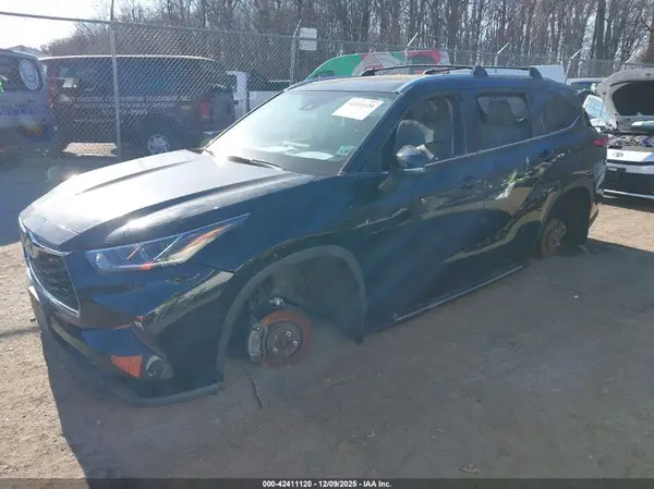 5TDDZRBH2MS525689 2021 TOYOTA HIGHLANDER - Image 2