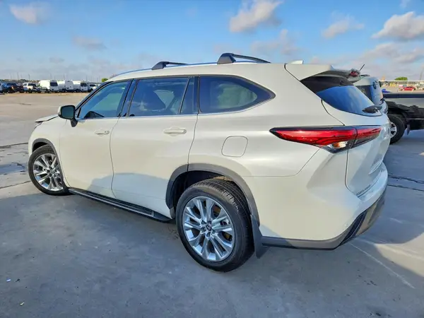 5TDDZRBH2MS527006 2021 TOYOTA HIGHLANDER - Image 2