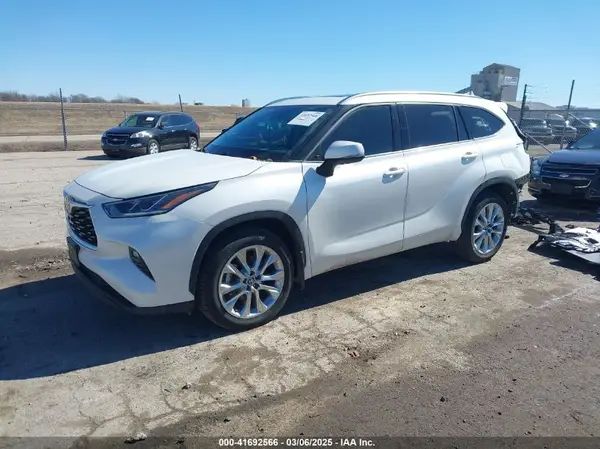 5TDDZRBH2MS552987 2021 TOYOTA HIGHLANDER - Image 2