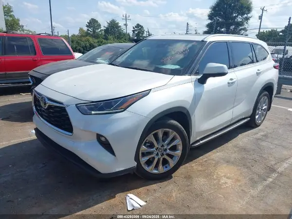 5TDDZRBH2NS575428 2022 TOYOTA HIGHLANDER - Image 2