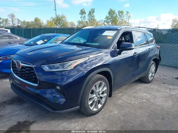 5TDDZRBH3MS526592 2021 TOYOTA HIGHLANDER - Image 2
