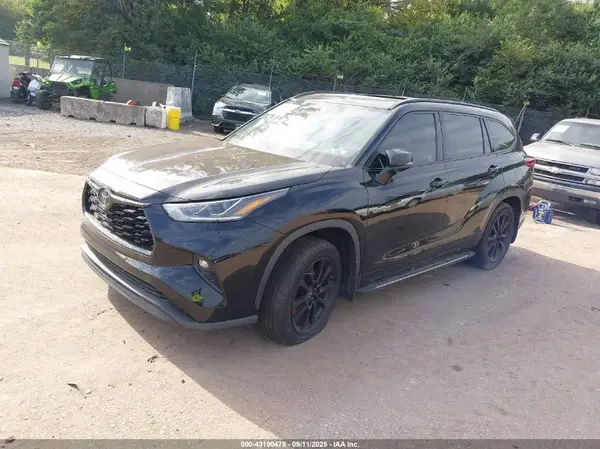 5TDDZRBH4MS525631 2021 TOYOTA HIGHLANDER - Image 2