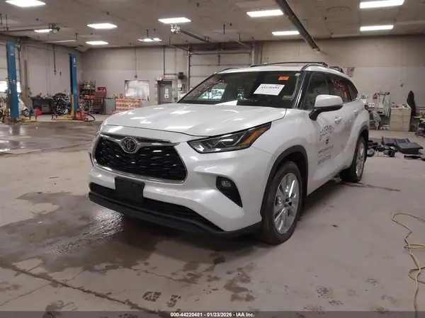 5TDDZRBH4NS250411 2022 TOYOTA HIGHLANDER - Image 2