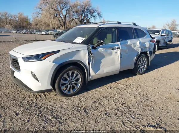5TDDZRBH5MS133869 2021 TOYOTA HIGHLANDER - Image 2