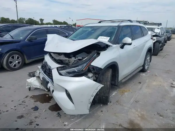 5TDDZRBH5NS576024 2022 TOYOTA HIGHLANDER - Image 2