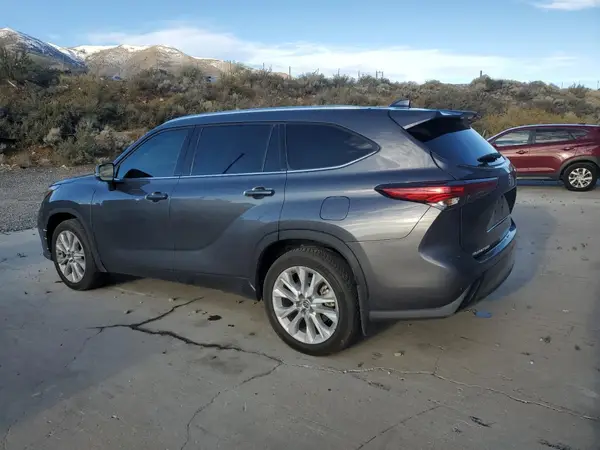 5TDDZRBH6NS168258 2022 TOYOTA HIGHLANDER - Image 2