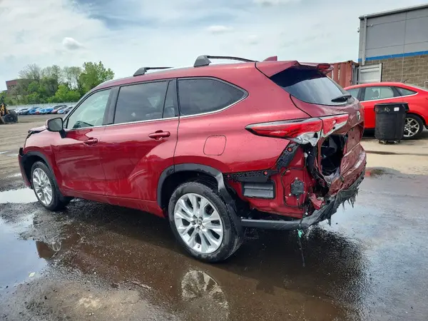 5TDDZRBH6NS233805 2022 TOYOTA HIGHLANDER - Image 2
