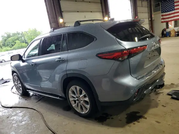 5TDDZRBH6NS236851 2022 TOYOTA HIGHLANDER - Image 2