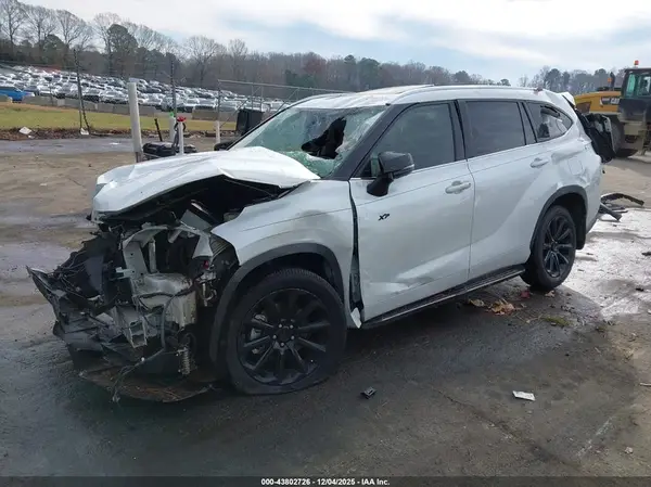 5TDDZRBH6NS594029 2022 TOYOTA HIGHLANDER - Image 2
