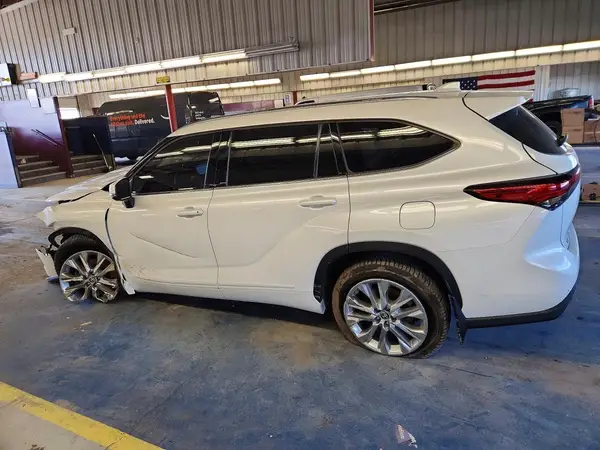 5TDDZRBH7LS005079 2020 TOYOTA HIGHLANDER - Image 2
