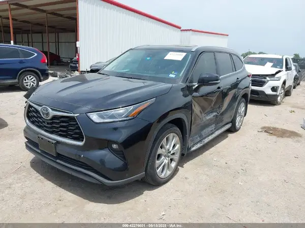 5TDDZRBH7NS224241 2022 TOYOTA HIGHLANDER - Image 2