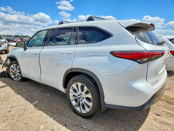 5TDDZRBH7NS572122 2022 TOYOTA HIGHLANDER - Image 2