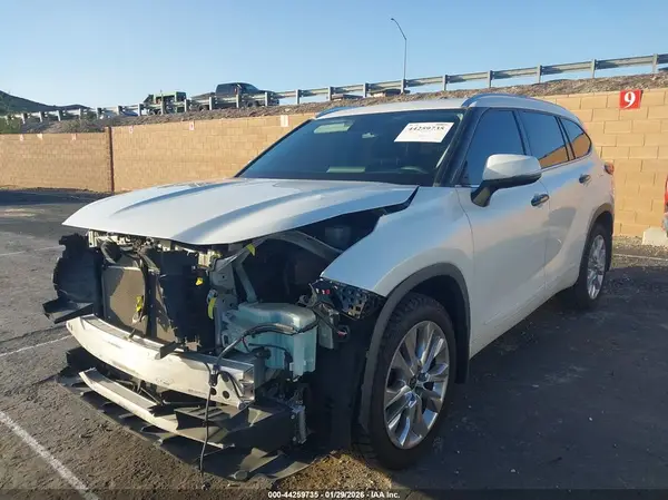 5TDDZRBH7NS575649 2022 TOYOTA HIGHLANDER - Image 2