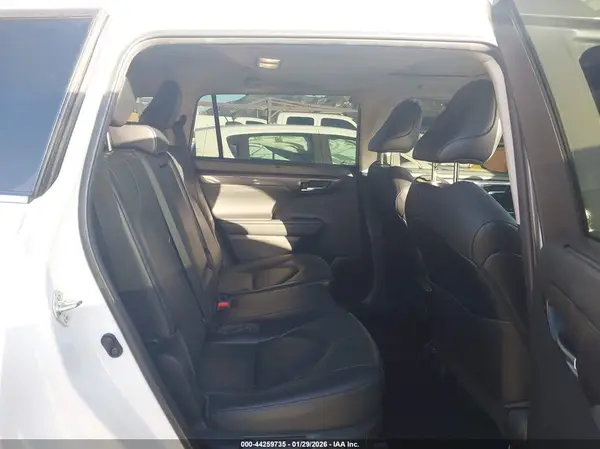 5TDDZRBH7NS575649 2022 TOYOTA HIGHLANDER - Image 8