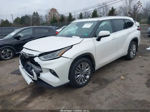 5TDDZRBH8LS012087 2020 TOYOTA HIGHLANDER - Image 2