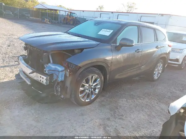 5TDDZRBH8LS054632 2020 TOYOTA HIGHLANDER - Image 2
