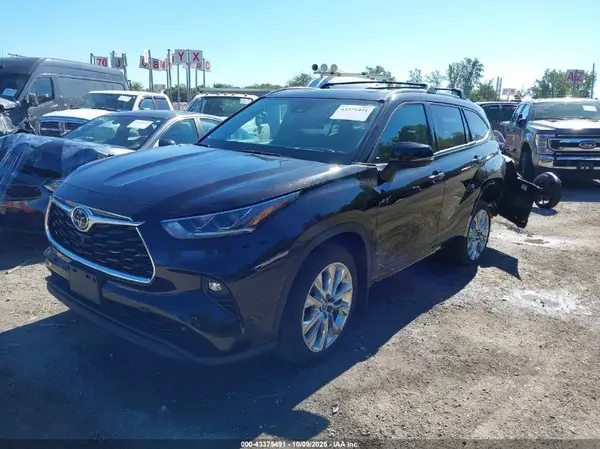 5TDDZRBH8MS067611 2021 TOYOTA HIGHLANDER - Image 2