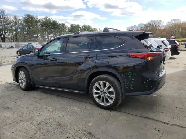 5TDDZRBH8MS070640 2021 TOYOTA HIGHLANDER - Image 2