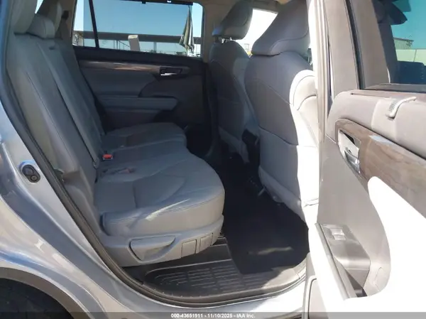 5TDDZRBH8MS081864 2021 TOYOTA HIGHLANDER - Image 8