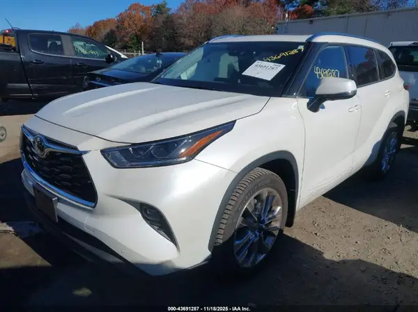 5TDDZRBH8MS114412 2021 TOYOTA HIGHLANDER - Image 2