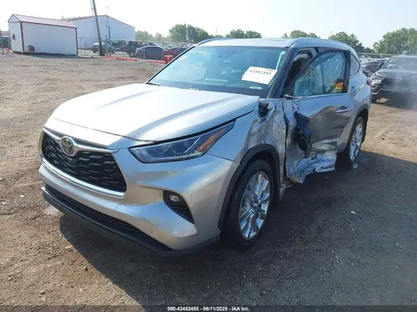5TDDZRBH8MS556378 2021 TOYOTA HIGHLANDER - Image 2