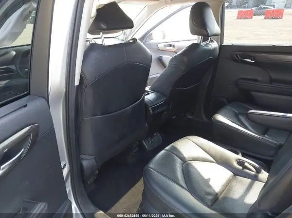 5TDDZRBH8MS556378 2021 TOYOTA HIGHLANDER - Image 8