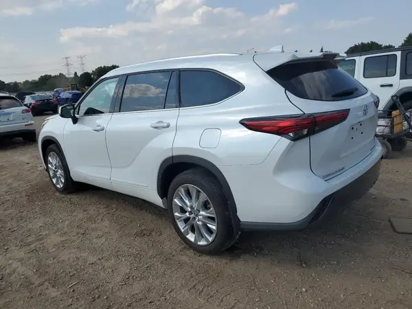 5TDDZRBH8NS166768 2022 TOYOTA HIGHLANDER - Image 2
