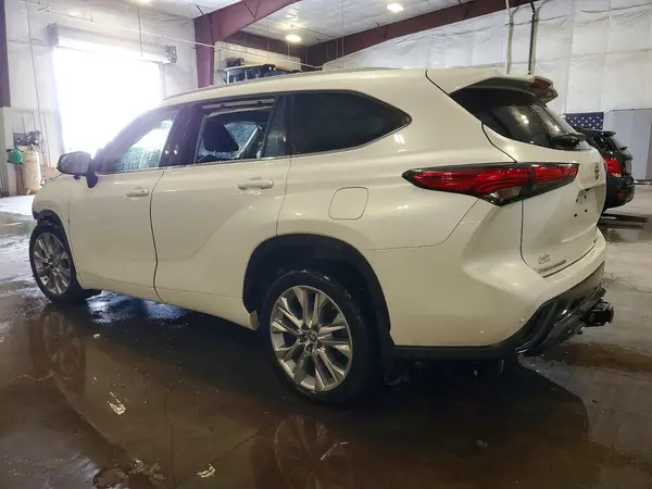 5TDDZRBH8NS181139 2022 TOYOTA HIGHLANDER - Image 2