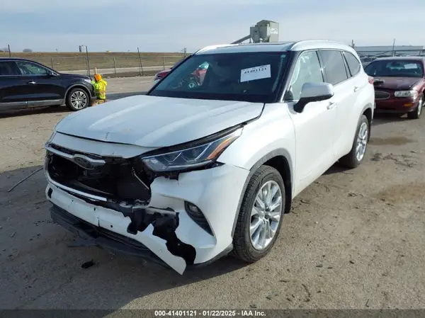 5TDDZRBH8NS192285 2022 TOYOTA HIGHLANDER - Image 2