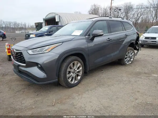5TDDZRBH8NS196904 2022 TOYOTA HIGHLANDER - Image 2