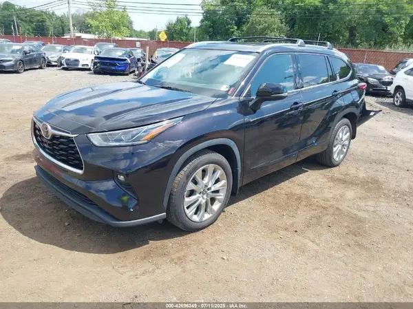 5TDDZRBH8NS214043 2022 TOYOTA HIGHLANDER - Image 2
